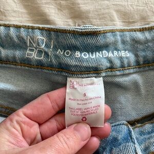 No Boundaries Distressed Jeans